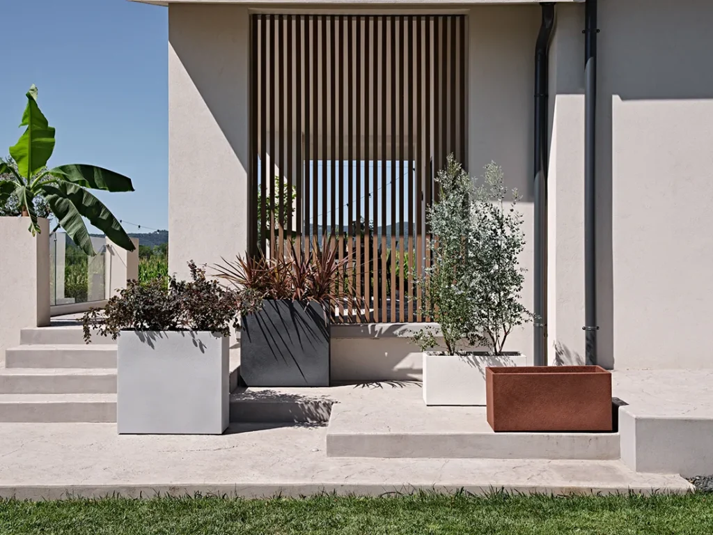 Summit_by_bonsai Virágládák és virágcserepek