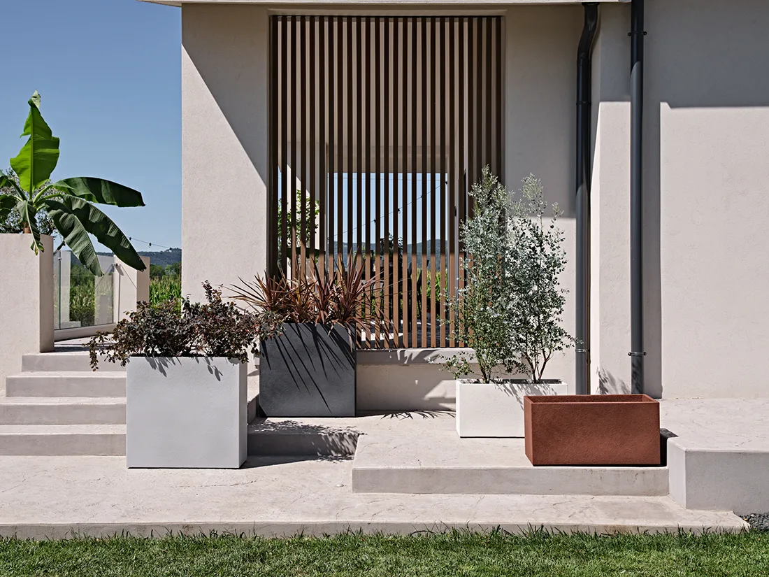 Summit_by_bonsai Virágládák és virágcserepek